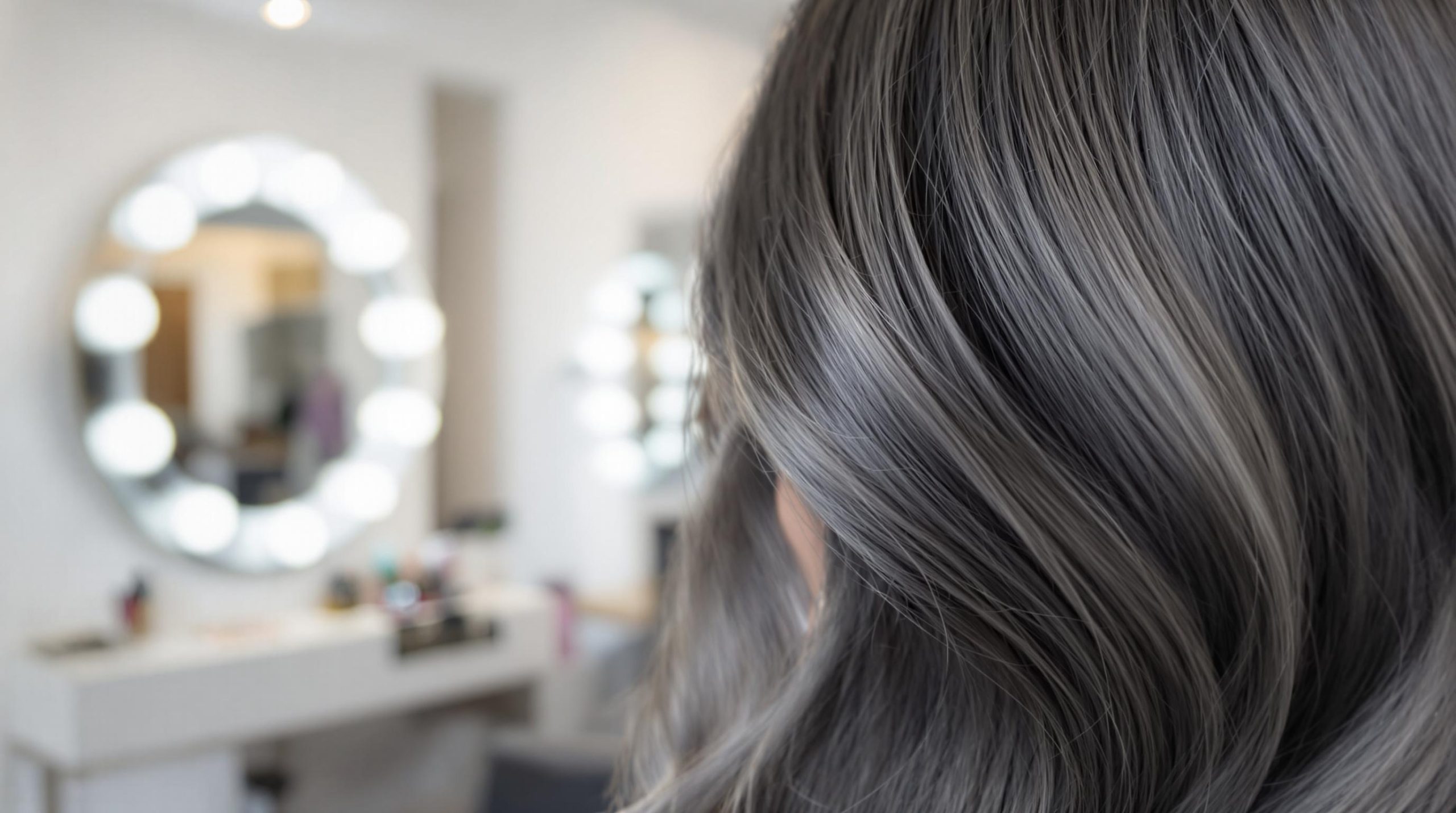 Coloration gris foncé sans décoloration : guide complet